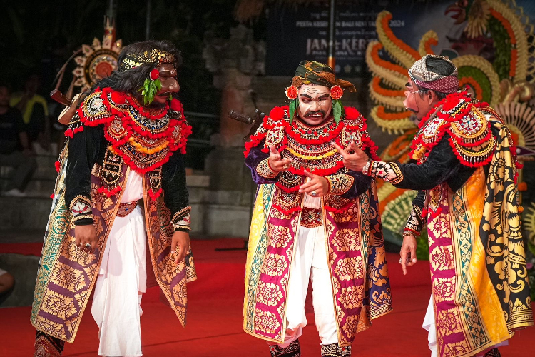 title Sanggar Seni Surya Art Tampilkan Topeng Dalem Batu Putih Dalem Batu Selem di PKB ke-46 Sanggar Seni Surya Art Tampilkan Topeng Dalem Batu Putih Dalem Batu Selem di PKB ke-46
