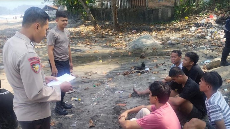 4 Wisatawan Terseret Ombak di Pantai Kapitol Sukabumi, 1 Orang Hilang 3 Selamat