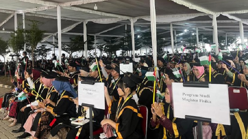 Ratusan Bendera Palestina Berkibar di Wisuda ITERA Diiringi Lagu We Will Not Go Down