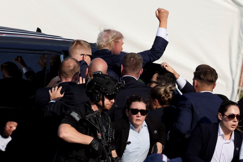 Momen Donald Trump Ditembak, Telinga Berlumuran Darah - Bagian 3