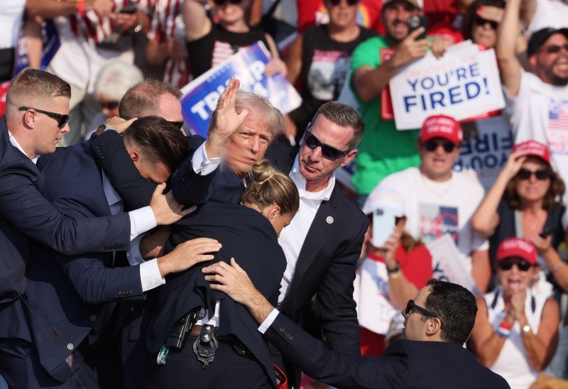 Momen Donald Trump Ditembak, Telinga Berlumuran Darah - Bagian 4