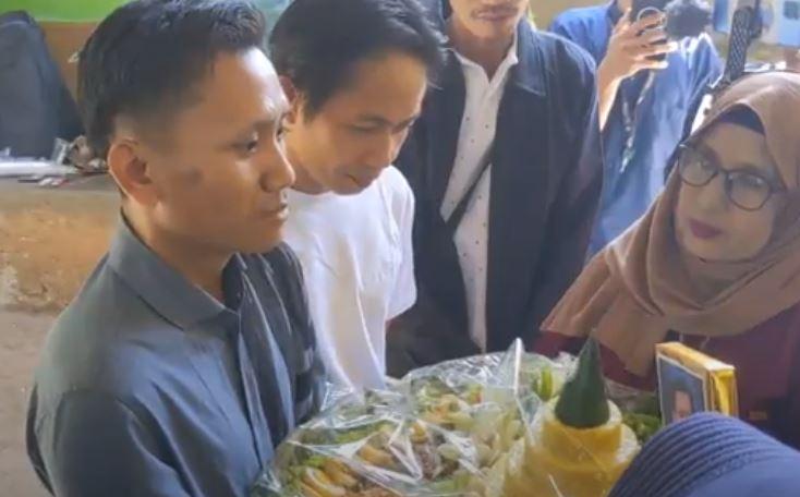 Bebas, Pegi Dapat Kejutan Nasi Tumpeng dari Emak-Emak Indramayu