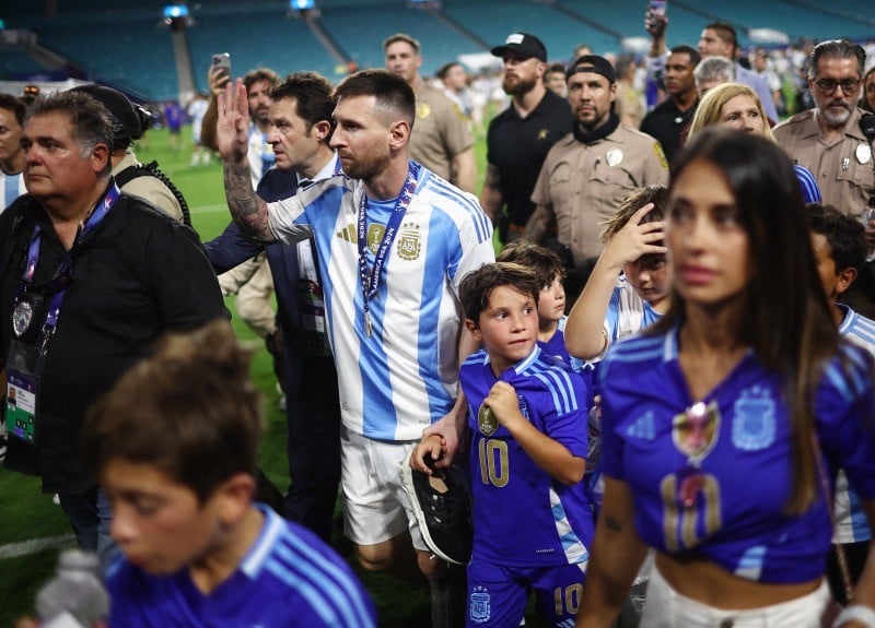 Lionel Messi dkk Angkat Trofi Copa America 2024 - Bagian 5