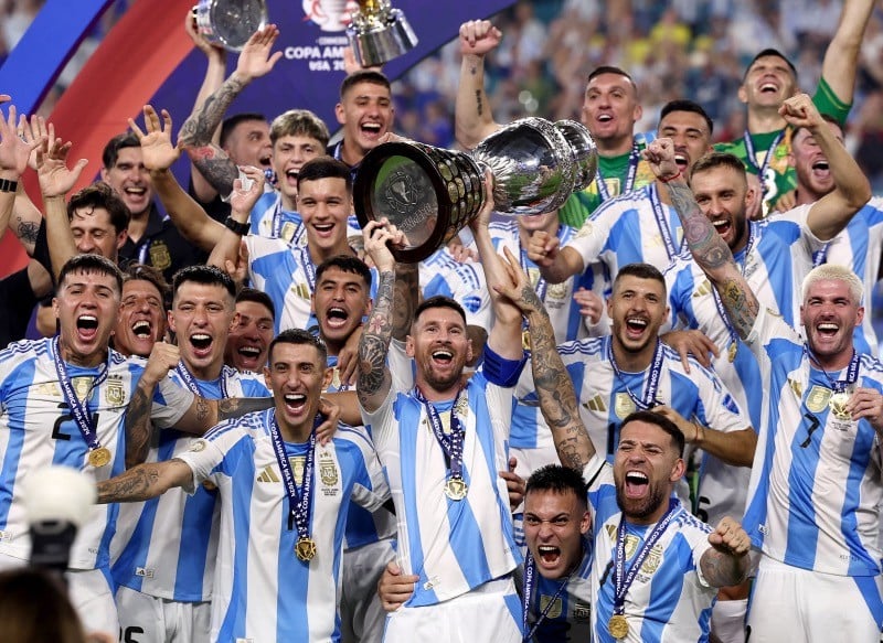 Lionel Messi dkk Angkat Trofi Copa America 2024 - Bagian 1