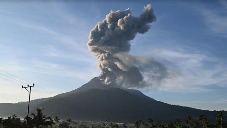 Gunung Lewotobi Laki-Laki Erupsi, Muntahkan Abu Vulkanik Setinggi 1.500 ...