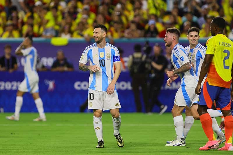 Lionel Messi Kesakitan Duduk di Kursi Cadangan saat Final Copa America 2024 - Bagian 4