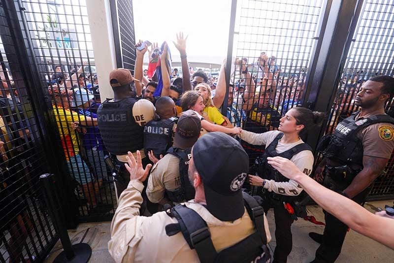 Final Copa America 2024, Suporter Argentina dan Kolombia Jebol Stadion Hard Rock - Bagian 2