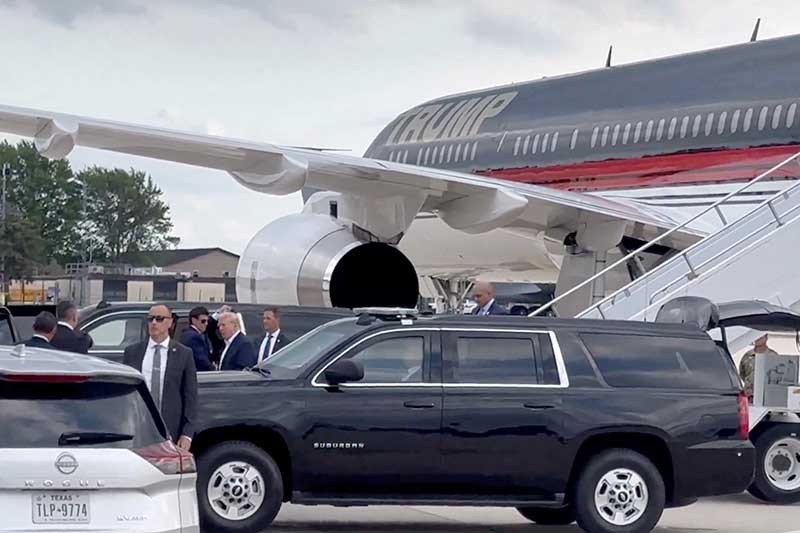 Penampakan Donald Trump Kembali Beraktivitas Setelah Insiden Penembakan - Bagian 3