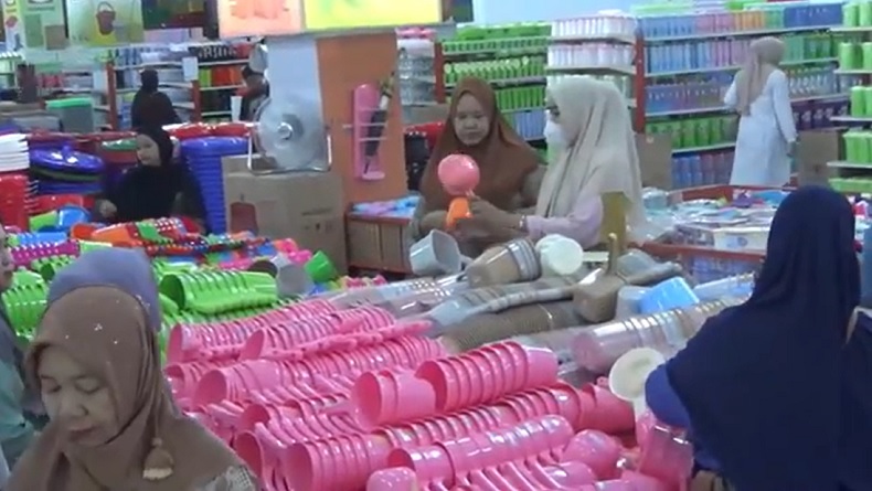 title Tradisi 10 Muharram, Toko Perabot di Makassar Diserbu Warga Beli Peralatan Dapur Tradisi 10 Muharram, Toko Perabot di Makassar Diserbu Warga Beli Peralatan Dapur