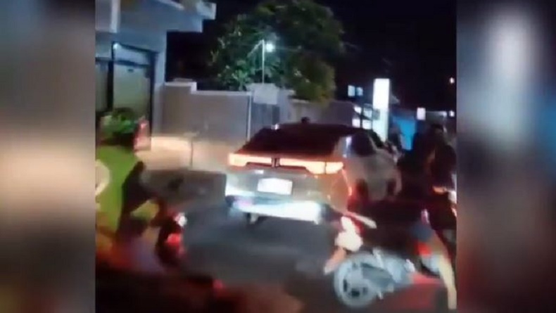 title Viral Bule Bawa Mobil Mewah Tabrak Lari di Sanur Bali, Langsung Diamuk Warga Viral Bule Bawa Mobil Mewah Tabrak Lari di Sanur Bali, Langsung Diamuk Warga