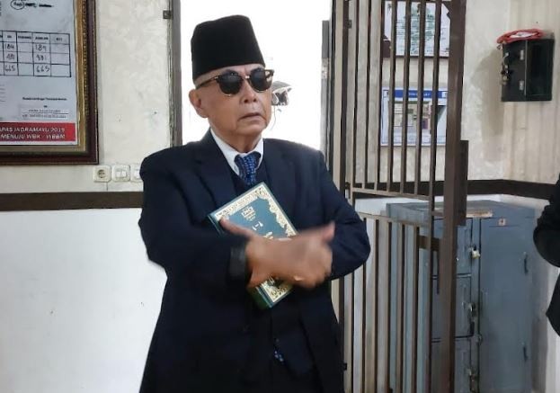 Pakai Jas Hitam, Pimpinan Ponpes Al Zaytun Panji Gumilang Bebas dari Lapas Indramayu