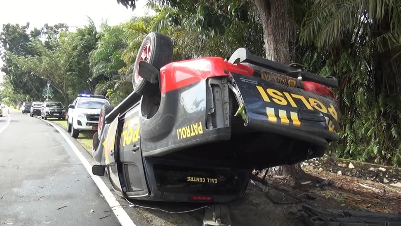 title Mobil Polisi Kecelakaan di Jalan Adonis Samad Palangka Raya Mobil Polisi Kecelakaan di Jalan Adonis Samad Palangka Raya
