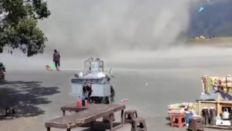 title Wisatawan Gunung Bromo Disarankan Diam dan Tutup Mata jika Berhadapan dengan Tornado Pasir Wisatawan Gunung Bromo Disarankan Diam dan Tutup Mata jika Berhadapan dengan Tornado Pasir