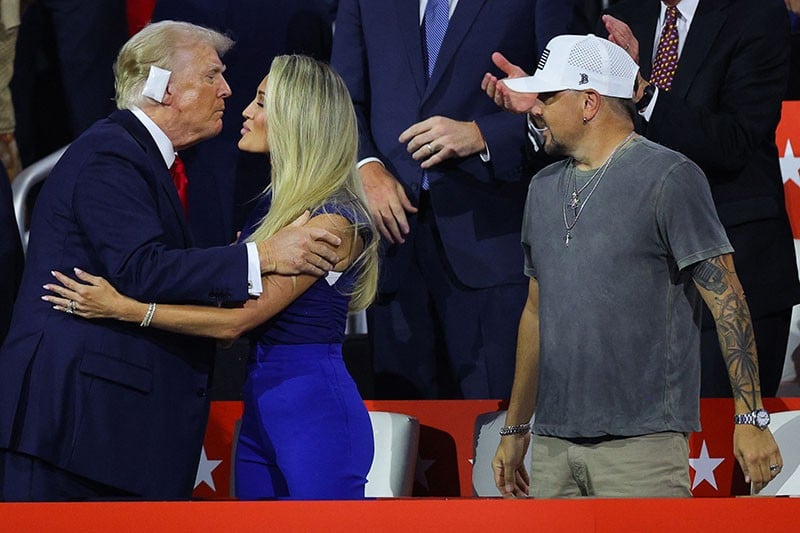 Penampakan Donald Trump Pakai Perban pada Telinga Kanan - Bagian 4