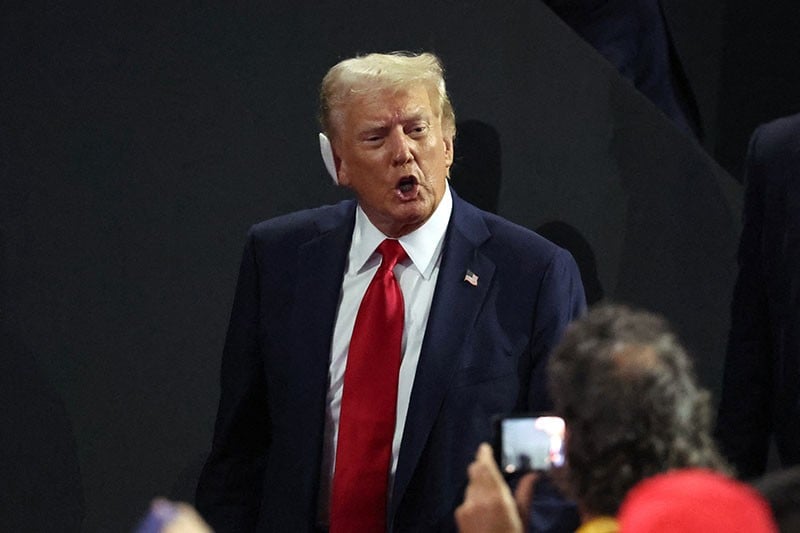 Penampakan Donald Trump Pakai Perban pada Telinga Kanan - Bagian 3