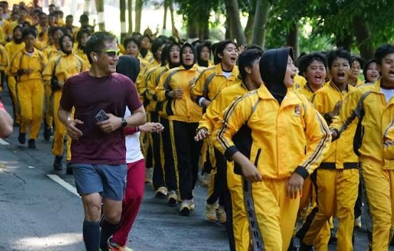 Beri Contoh, Gubernur Akpol Irjen Krisno Tak Sungkan Pungut Sampah di Jalan