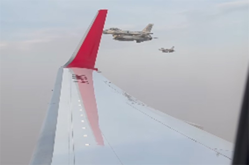 Momen Pesawat Kepresidenan Bawa Presiden Jokowi Dikawal Jet Tempur Uni Emirat Arab - Bagian 2