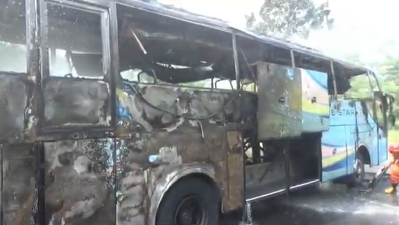 Bus Pariwisata Blue Star Terbakar Hebat di Salatiga, Api Berasal dari Bagian Mesin