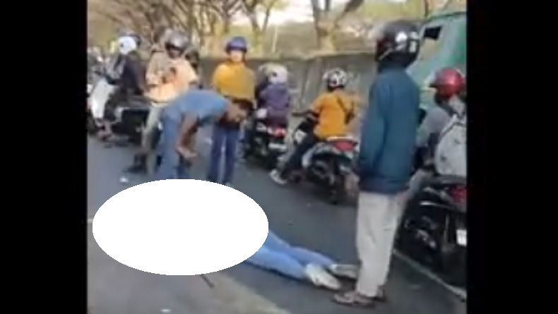 title Gagal Salip Truk, Wanita Pengendara Motor Terkapar di Jalan Insinyur Sutami Makassar Gagal Salip Truk, Wanita Pengendara Motor Terkapar di Jalan Insinyur Sutami Makassar