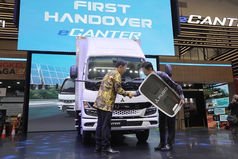 Penyerahan Truk Listrik eCanter kepada Pembeli Pertama - Bagian 3