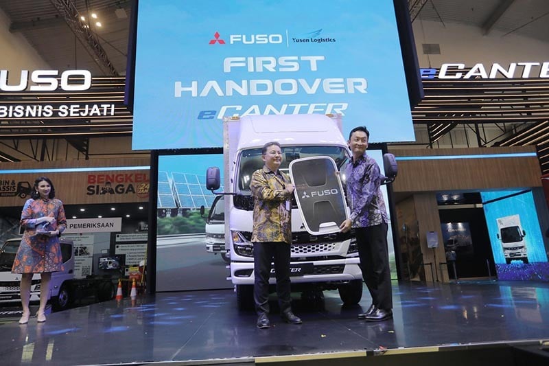 Penyerahan Truk Listrik eCanter kepada Pembeli Pertama - Bagian 2