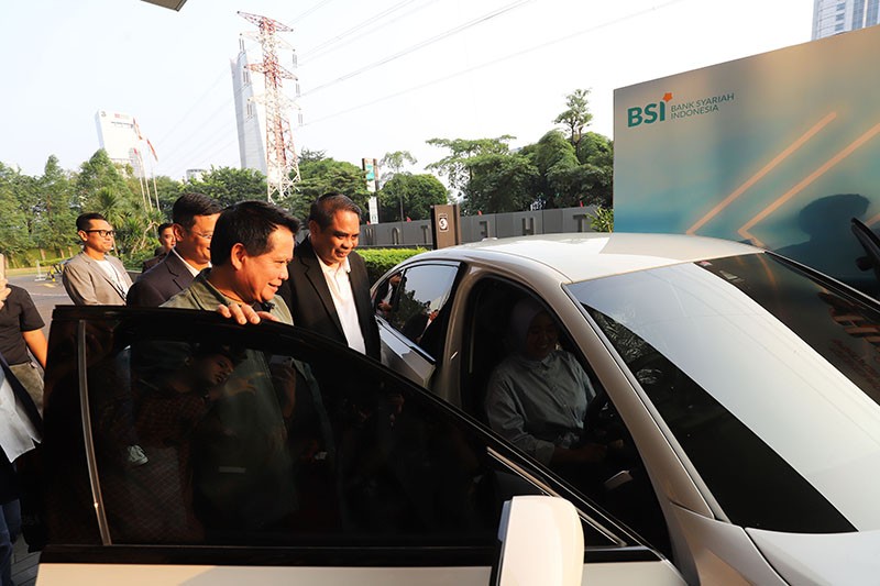 Penyerahan Hadiah Mobil Mewah kepada Nasabah BSI - Bagian 3