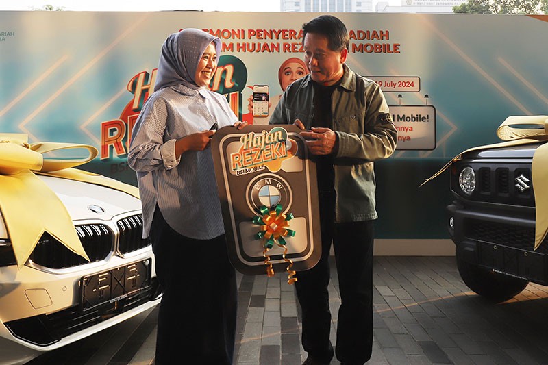 Penyerahan Hadiah Mobil Mewah kepada Nasabah BSI - Bagian 2