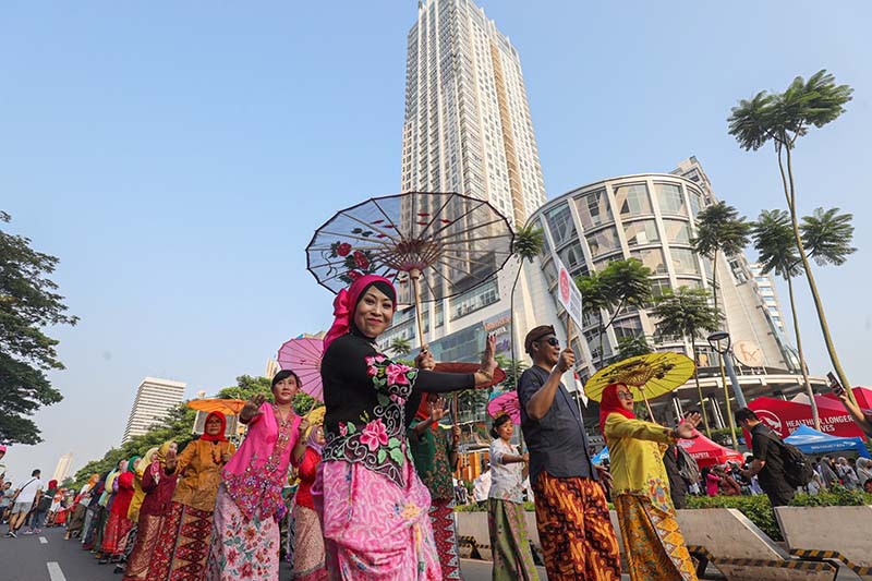 Ratusan Ibu-Ibu Parade Sambut Hari Kebaya Nasional 2024 - Bagian 2