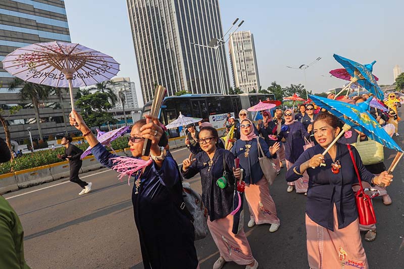 Ratusan Ibu-Ibu Parade Sambut Hari Kebaya Nasional 2024 - Bagian 3