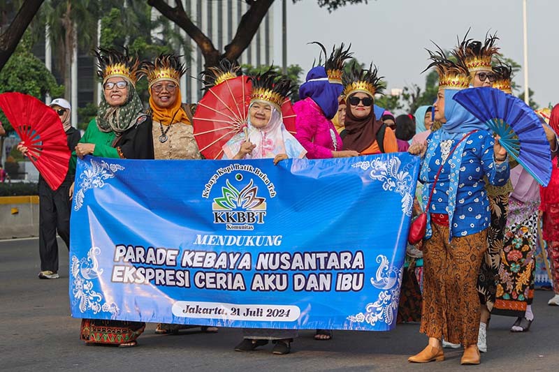 Ratusan Ibu-Ibu Parade Sambut Hari Kebaya Nasional 2024 - Bagian 6