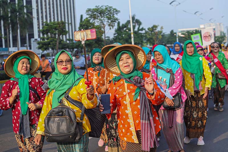 Ratusan Ibu-Ibu Parade Sambut Hari Kebaya Nasional 2024 - Bagian 4