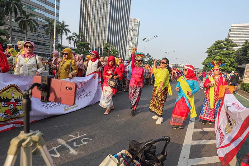 Ratusan Ibu-Ibu Parade Sambut Hari Kebaya Nasional 2024 - Bagian 5