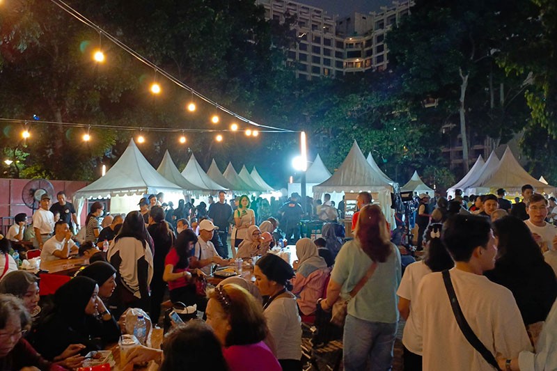 Antusiasme Pengunjung Datang ke Pasar Malam di Senayan - Bagian 2