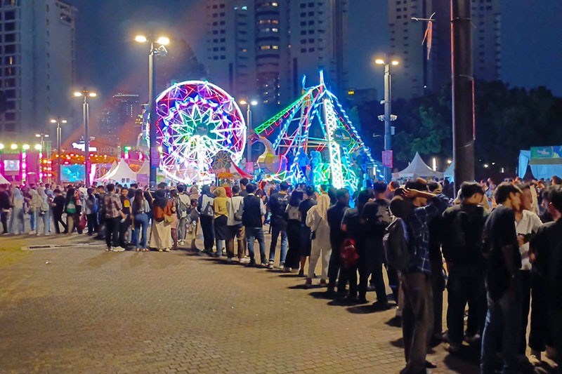 Antusiasme Pengunjung Datang ke Pasar Malam di Senayan - Bagian 1