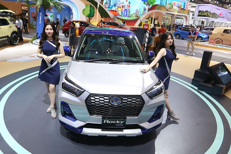 Potret SPG GIIAS 2024 Menarik Perhatian Pengunjung - Bagian 5