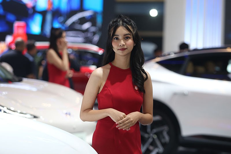 Potret SPG GIIAS 2024 Menarik Perhatian Pengunjung - Bagian 4