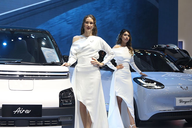 Potret SPG GIIAS 2024 Menarik Perhatian Pengunjung - Bagian 1