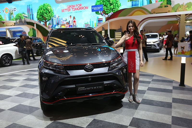 Potret SPG GIIAS 2024 Menarik Perhatian Pengunjung - Bagian 3