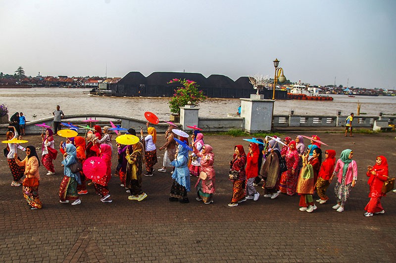 Peragaan Busana Kebaya di Pinggir Sungai Musi - Bagian 1