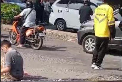 title Ngeri! Pria di Bandarlampung Gagal Tabrakkan Diri ke Kereta Api, Tangan Putus Ngeri! Pria di Bandarlampung Gagal Tabrakkan Diri ke Kereta Api, Tangan Putus