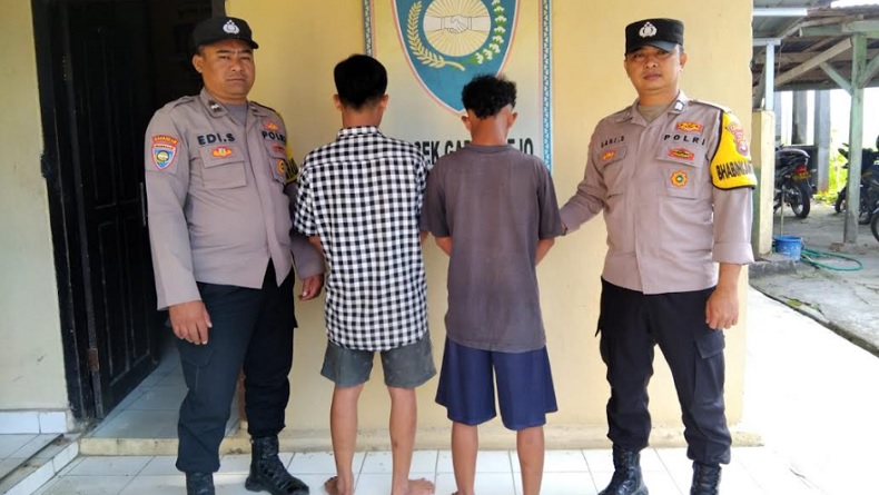 title Nekat Pesta Sabu di Rumah Kosong Dekat Kantor Polisi, 2 Remaja di Pringsewu Ditangkap Nekat Pesta Sabu di Rumah Kosong Dekat Kantor Polisi, 2 Remaja di Pringsewu Ditangkap