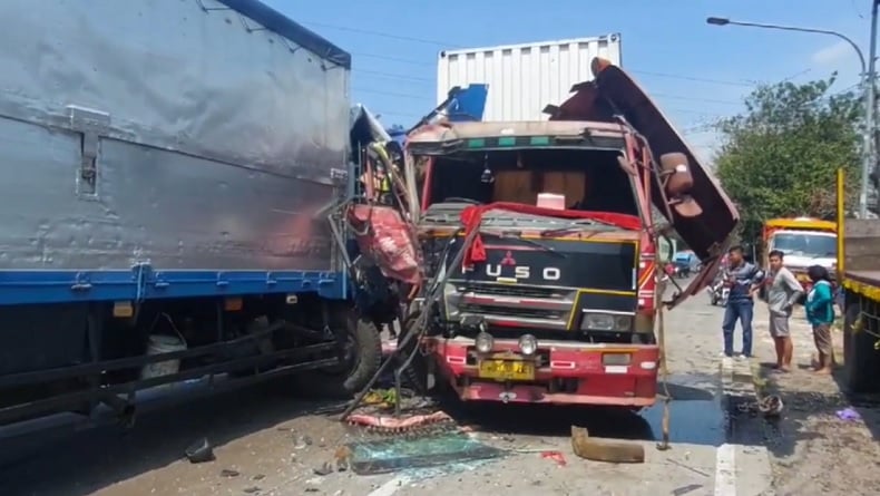 title 2 Truk Tabrakan di Bypass Mojokerto, 1 Sopir Tewas Terjepit 1 Luka Parah 2 Truk Tabrakan di Bypass Mojokerto, 1 Sopir Tewas Terjepit 1 Luka Parah