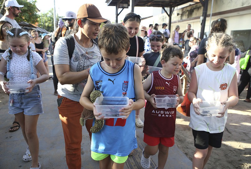 Antusiasme Ratusan Bule Lepas Anak Penyu Lekang di Pantai Kuta Bali - Bagian 4