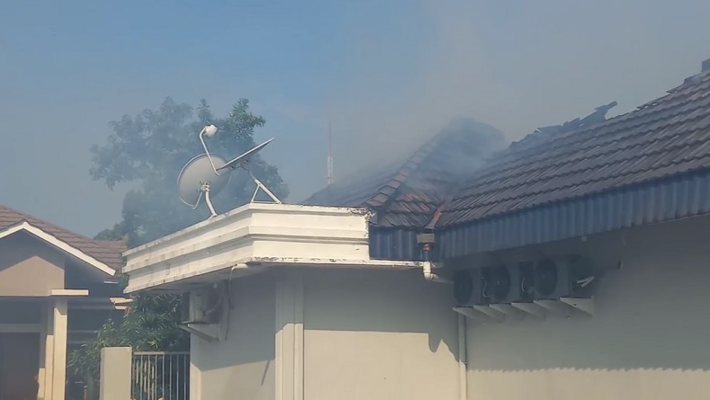 title Kantor Bank di Bandar Lampung Terbakar, Api Berasal dari Genset Kantor Bank di Bandar Lampung Terbakar, Api Berasal dari Genset