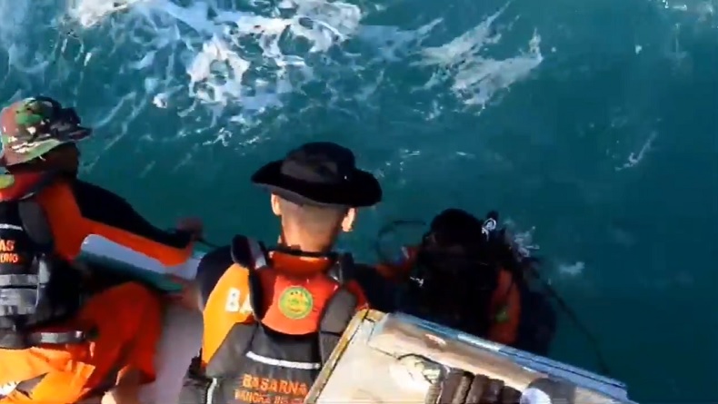 title Tim SAR Hentikan Pencarian Jasad Pilot Helikopter Bo-105/P1103 di Perairan Belitung Timur Tim SAR Hentikan Pencarian Jasad Pilot Helikopter Bo-105/P1103 di Perairan Belitung Timur