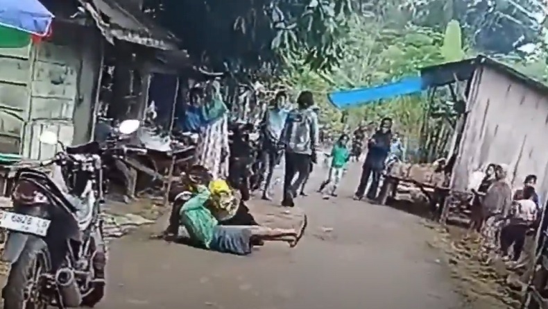 title Dipicu Asmara, 2 Emak-Emak di Sultra Gelut hingga Guling-Guling di Jalan Dipicu Asmara, 2 Emak-Emak di Sultra Gelut hingga Guling-Guling di Jalan