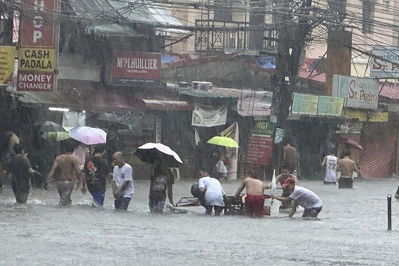 Filipina Dihantam Topan Gaemi, Jalanan Kota Manila Bak Sungai Deras - Bagian 3