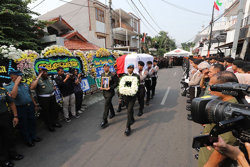 Jenazah Hamzah Haz Diberangkatkan ke Cisarua Bogor - Bagian 1