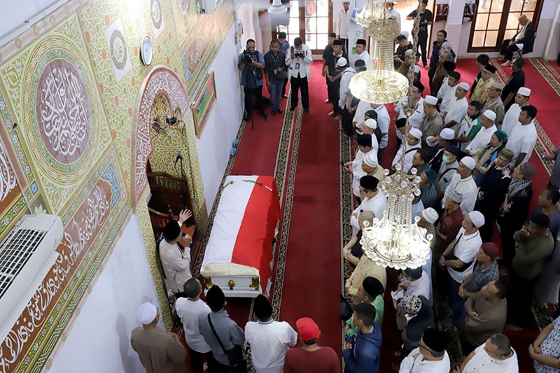Jenazah Hamzah Haz Diberangkatkan ke Cisarua Bogor - Bagian 4