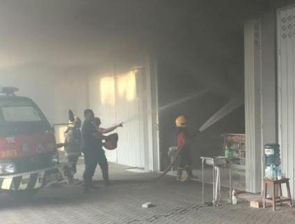 title Toko Puger Sumenep Ludes Terbakar, Kerugian Capai Rp500 Juta Toko Puger Sumenep Ludes Terbakar, Kerugian Capai Rp500 Juta